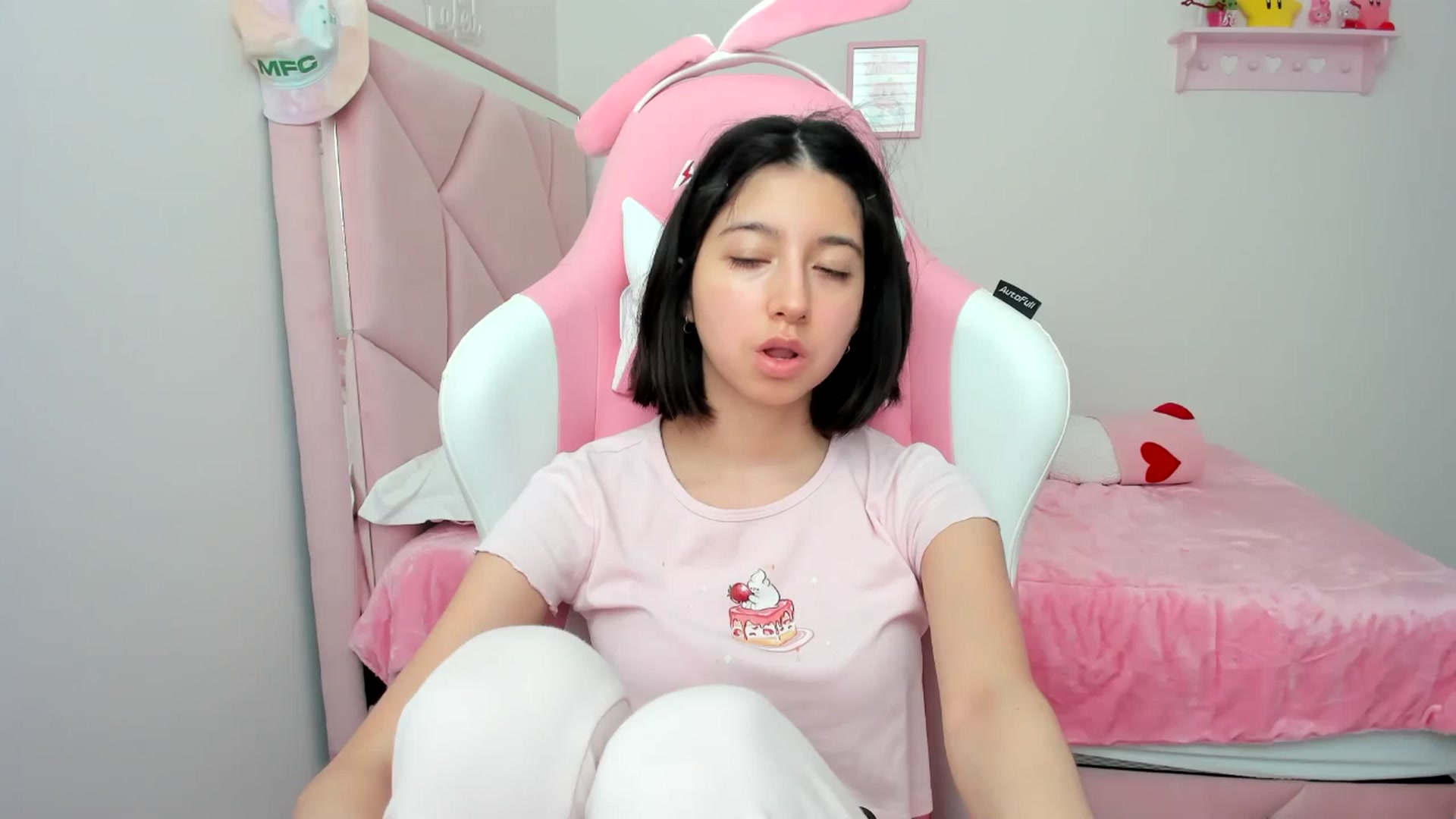 Gallery image thumbnail from Cherrycute666's myfreecams stream on, 04/15/2024, 22:14 image 13 of 20