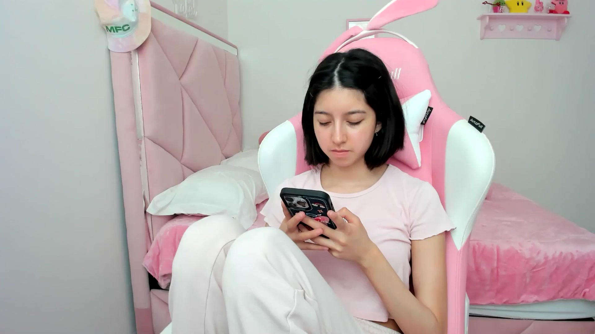 Gallery image thumbnail from Cherrycute666's myfreecams stream on, 04/15/2024, 22:14 image 12 of 20