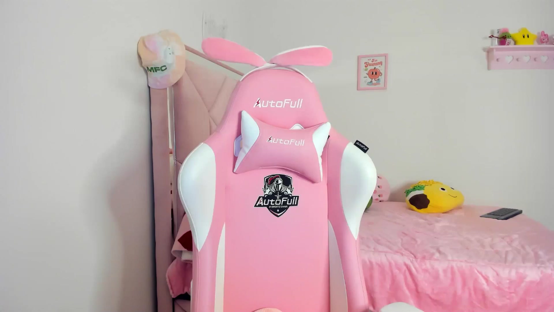Gallery image thumbnail from Cherrycute666's myfreecams stream on, 04/17/2024, 05:31 image 14 of 20