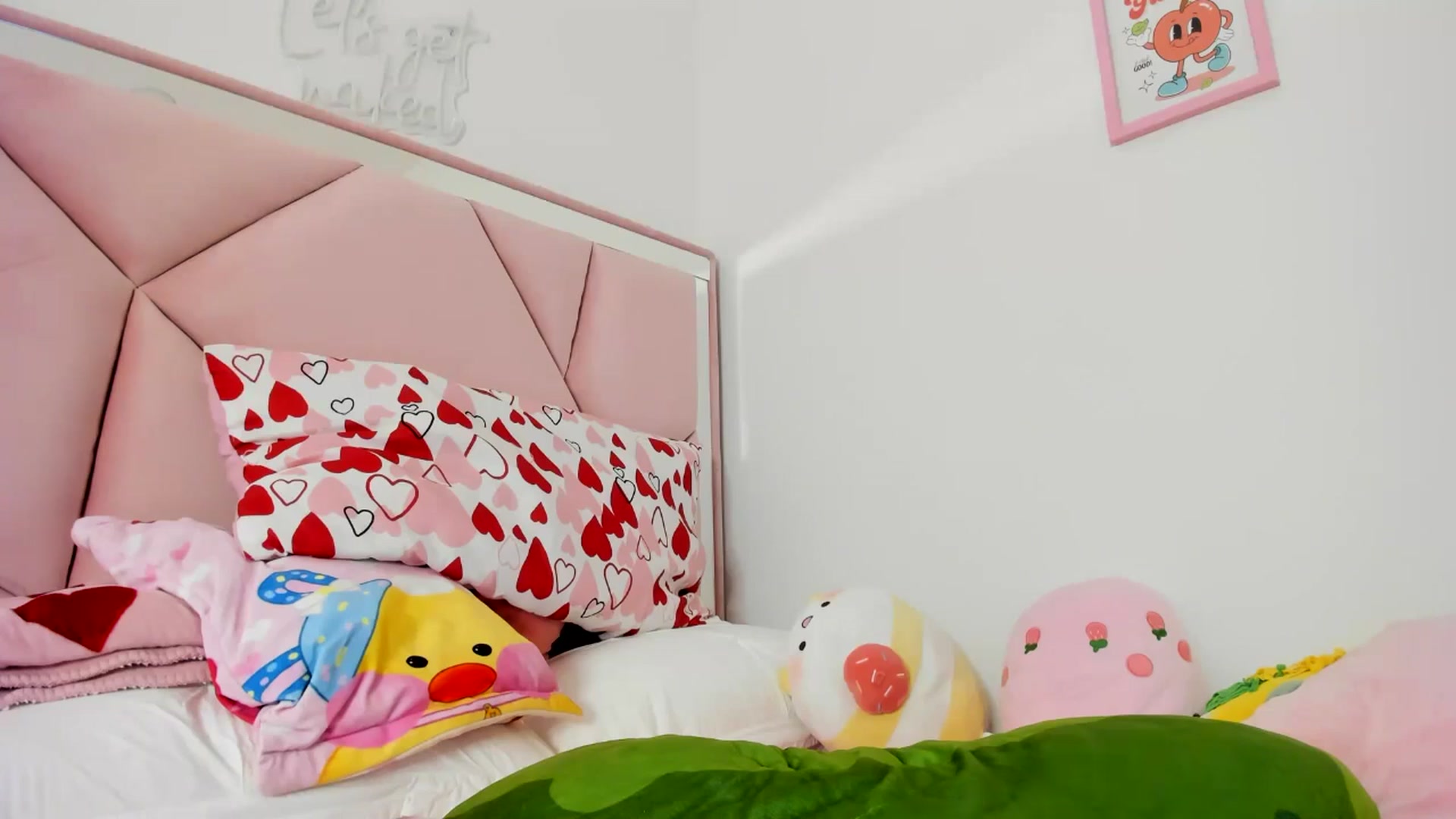 Gallery image thumbnail from Cherrycute666's myfreecams stream on, 04/18/2024, 03:53 image 15 of 20