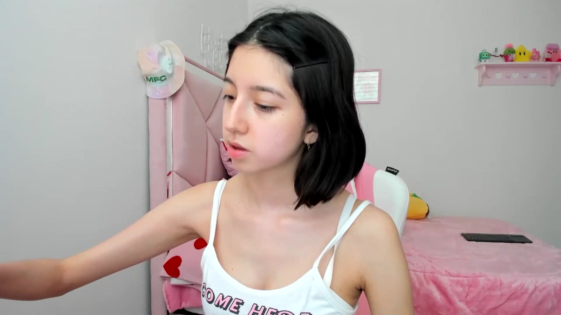 Gallery image thumbnail from Cherrycute666's myfreecams stream on, 04/18/2024, 23:56 image 15 of 20