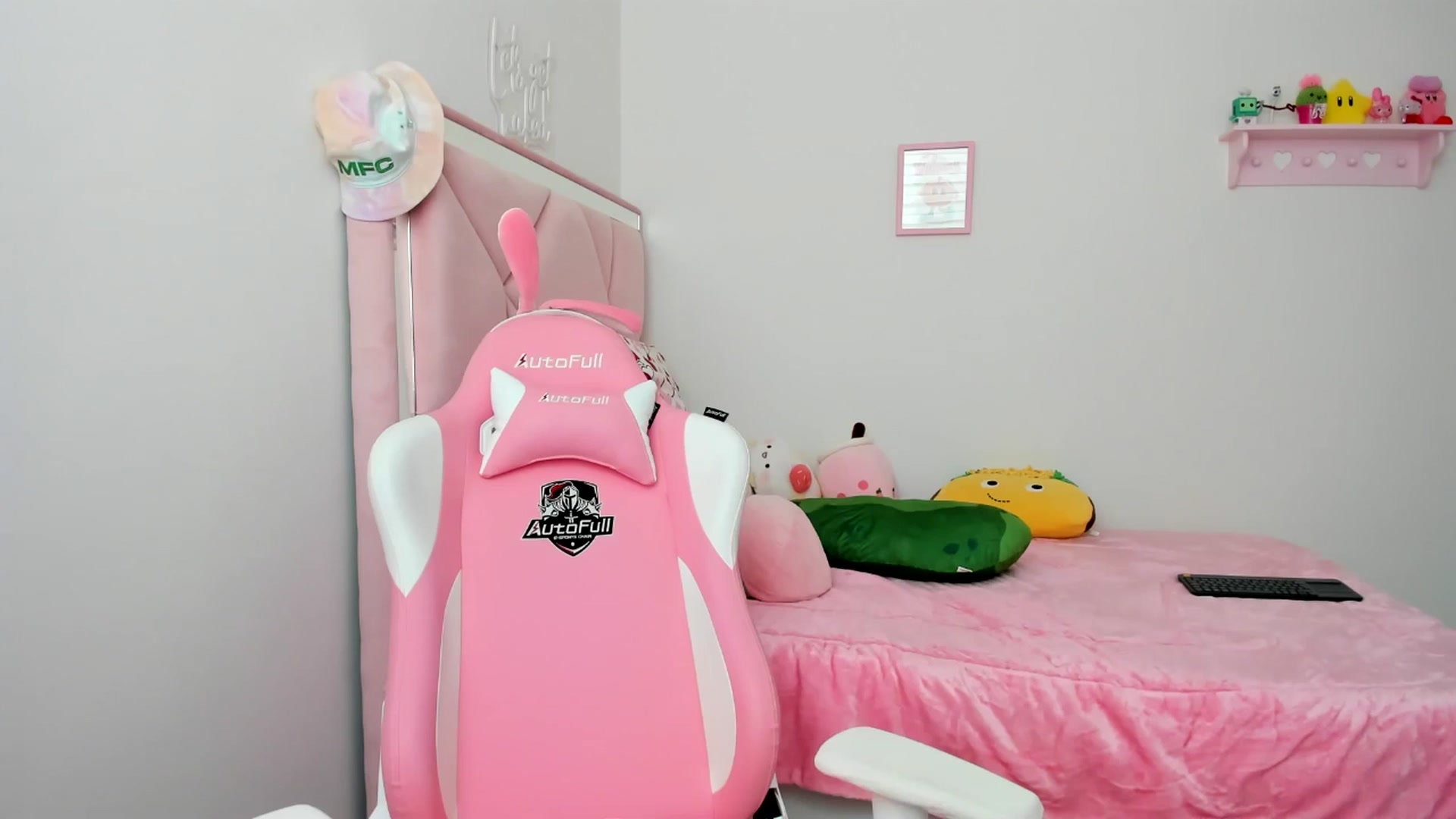 Gallery image thumbnail from Cherrycute666's myfreecams stream on, 04/18/2024, 23:56 image 11 of 20