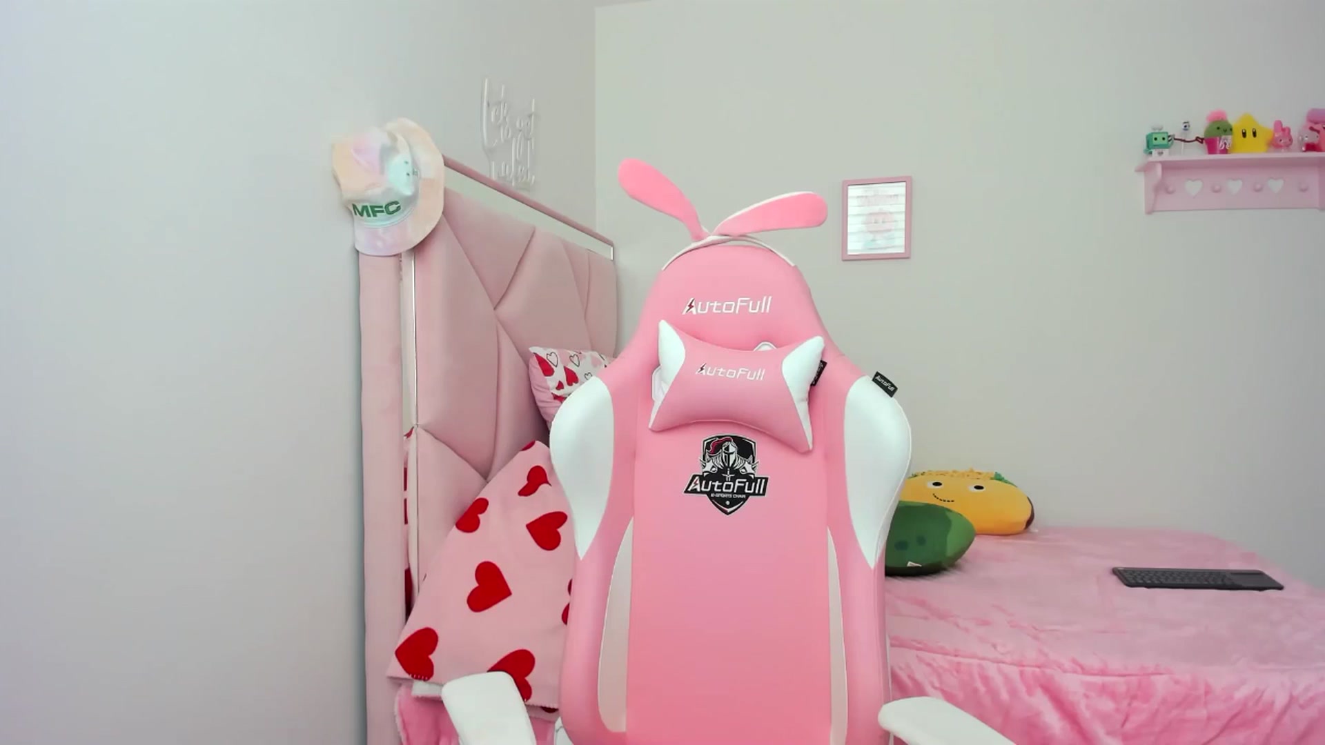 Gallery image thumbnail from Cherrycute666's myfreecams stream on, 04/18/2024, 23:56 image 4 of 20
