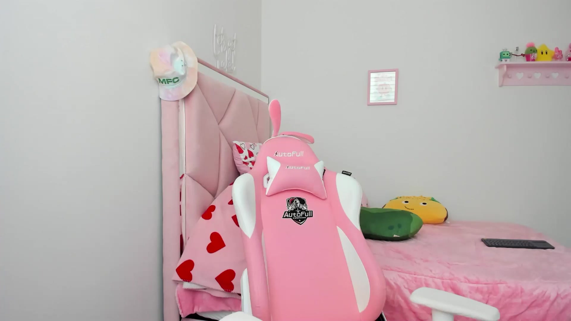 Gallery image thumbnail from Cherrycute666's myfreecams stream on, 04/18/2024, 23:56 image 14 of 20