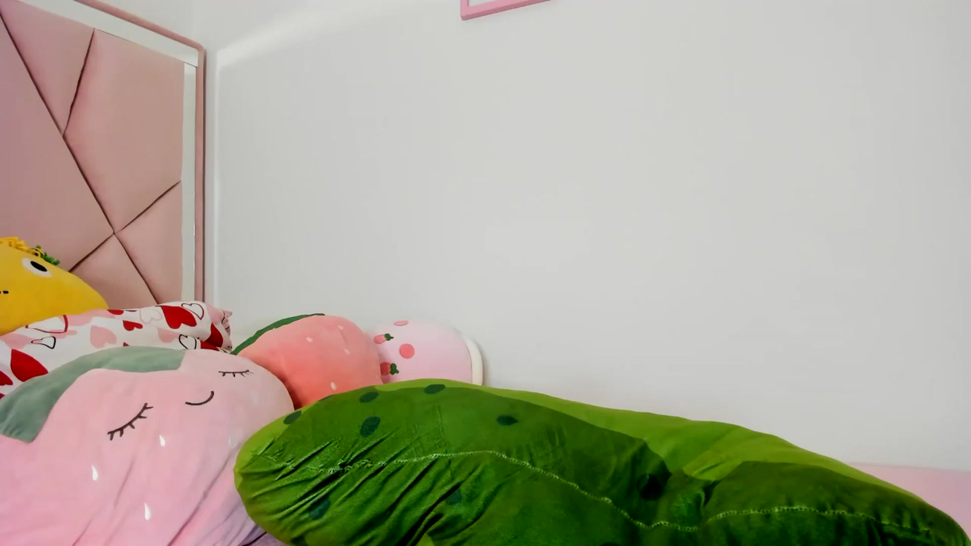 Gallery image thumbnail from Cherrycute666's myfreecams stream on, 04/19/2024, 02:12 image 18 of 20