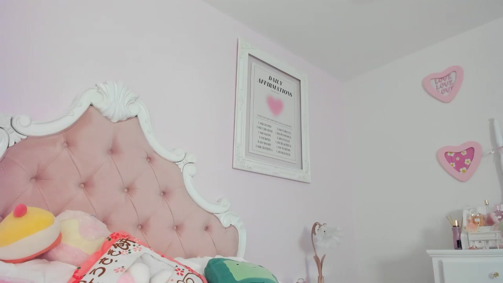 Gallery image thumbnail from Cherrycute666's myfreecams stream on, 04/19/2024, 02:12 image 6 of 20
