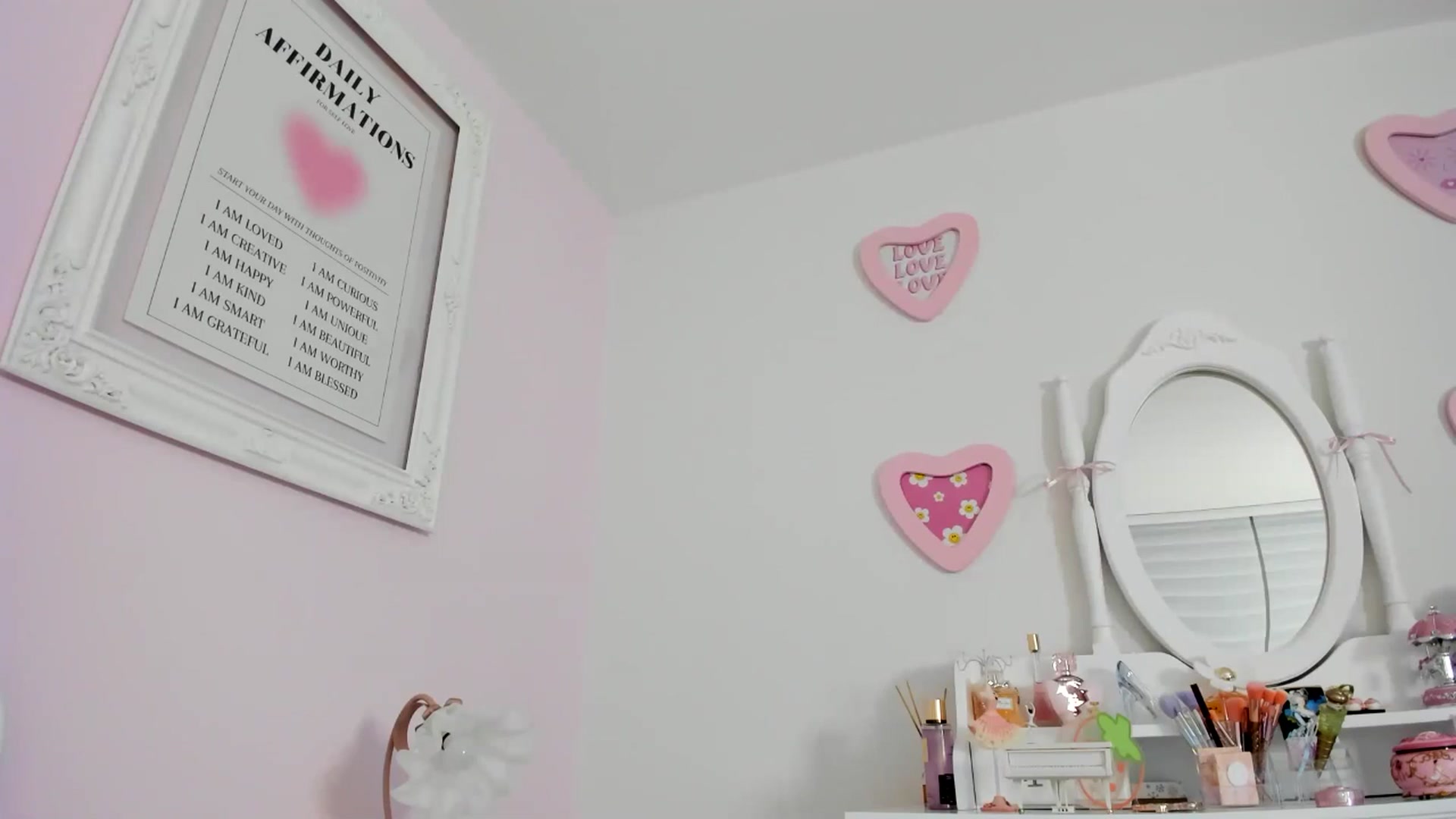 Gallery image thumbnail from Cherrycute666's myfreecams stream on, 04/19/2024, 02:12 image 12 of 20