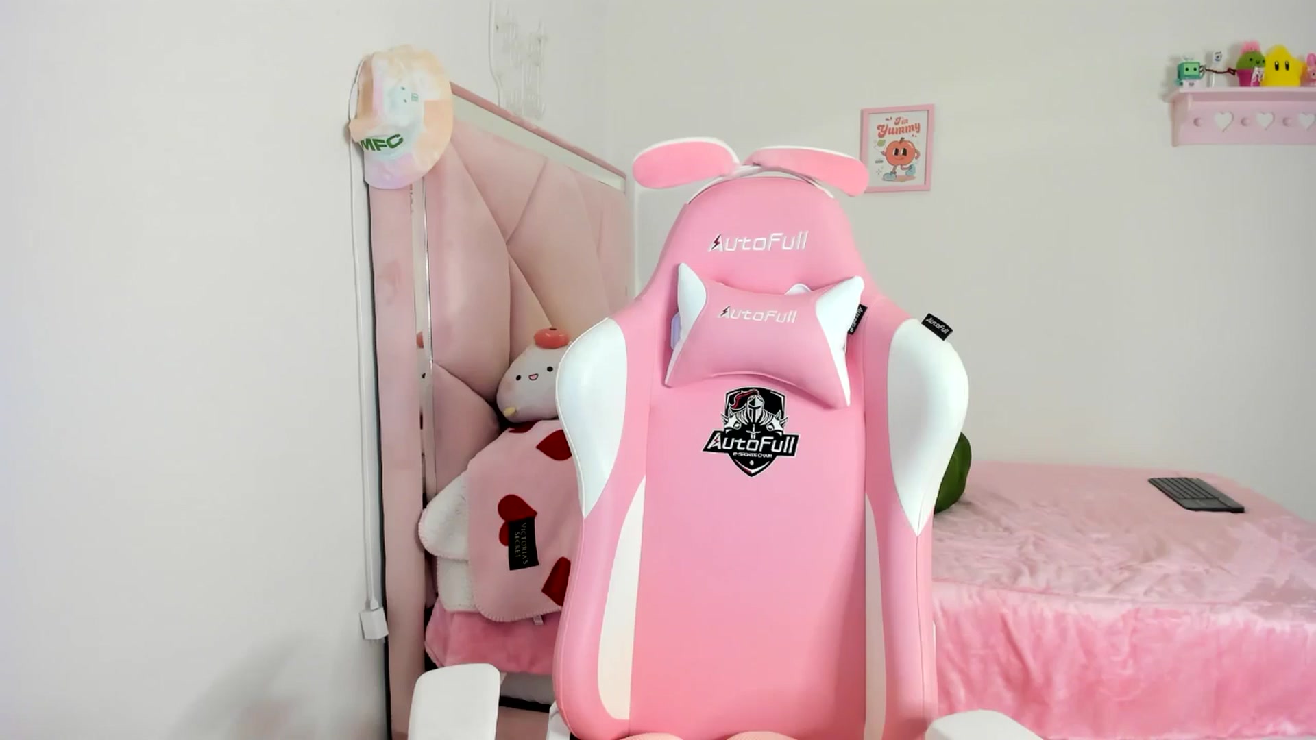 Gallery image thumbnail from Cherrycute666's myfreecams stream on, 04/19/2024, 04:56 image 3 of 20