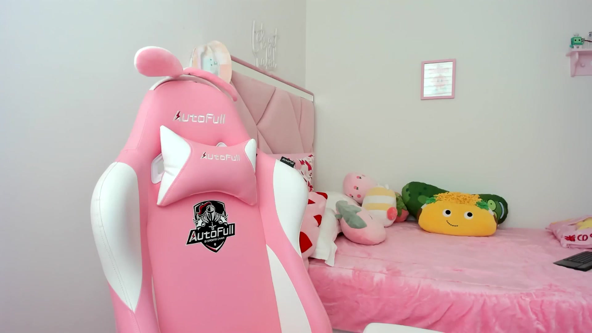 Gallery image thumbnail from Cherrycute666's myfreecams stream on, 04/19/2024, 23:36 image 6 of 20