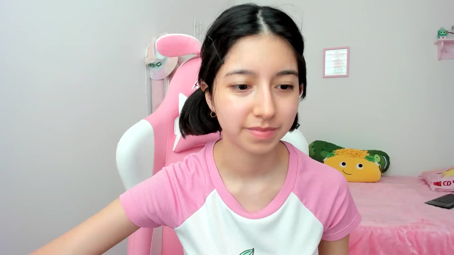 Gallery image thumbnail from Cherrycute666's myfreecams stream on, 04/19/2024, 23:36 image 3 of 20