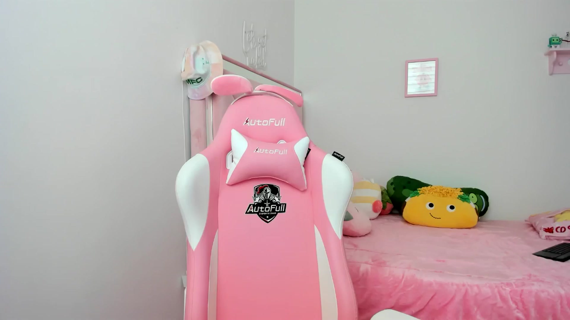 Gallery image thumbnail from Cherrycute666's myfreecams stream on, 04/19/2024, 23:36 image 5 of 20