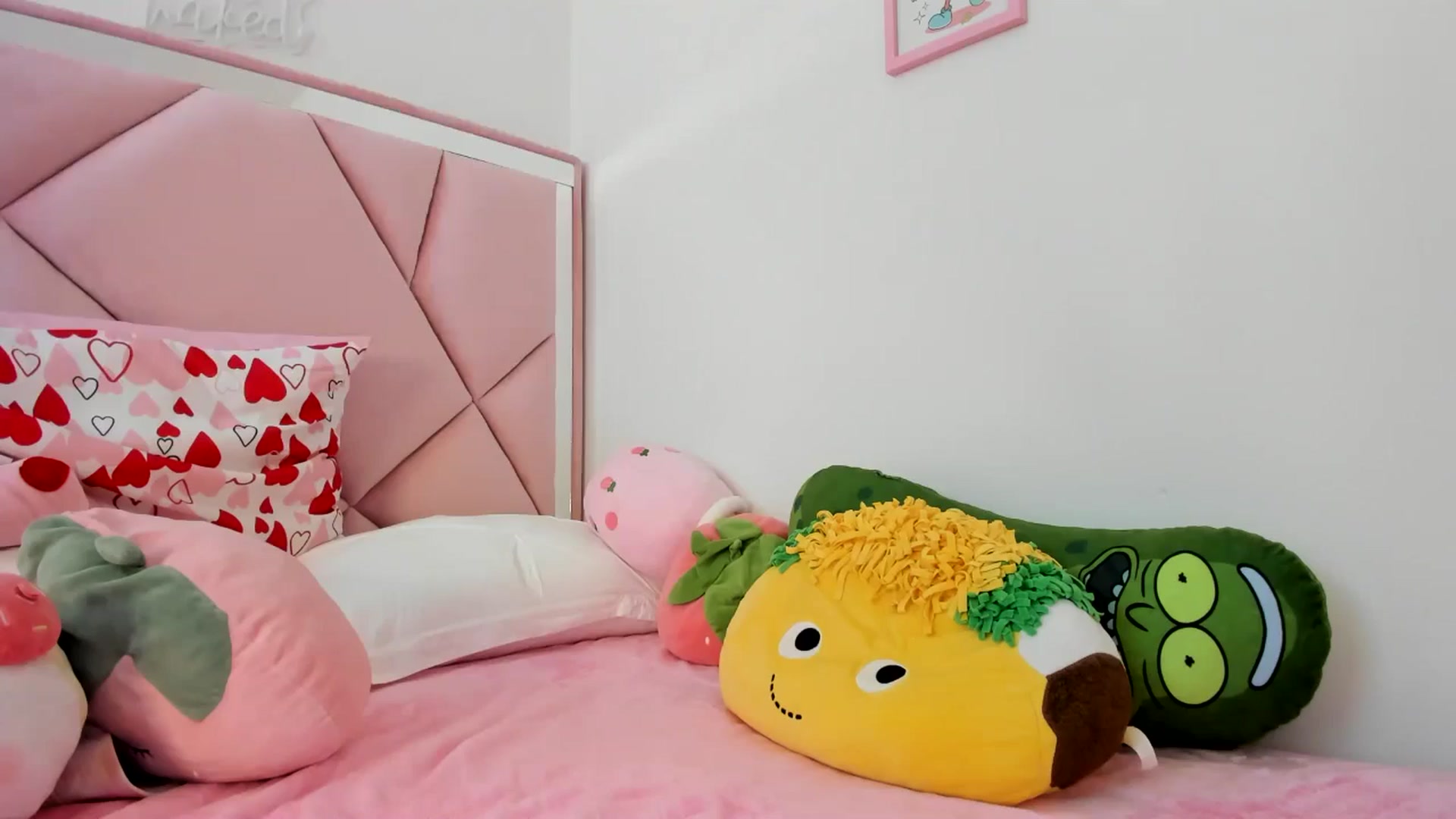 Gallery image thumbnail from Cherrycute666's myfreecams stream on, 04/19/2024, 23:36 image 17 of 20