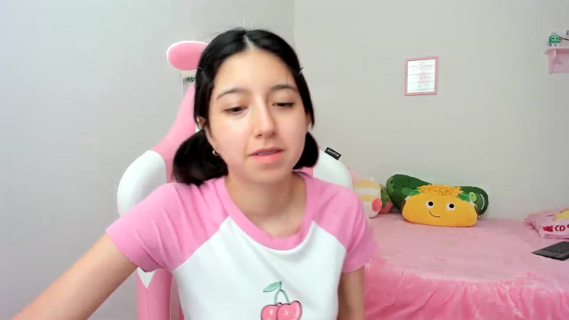 Gallery image thumbnail from Cherrycute666's myfreecams stream on, 04/19/2024, 23:36 image 7 of 20