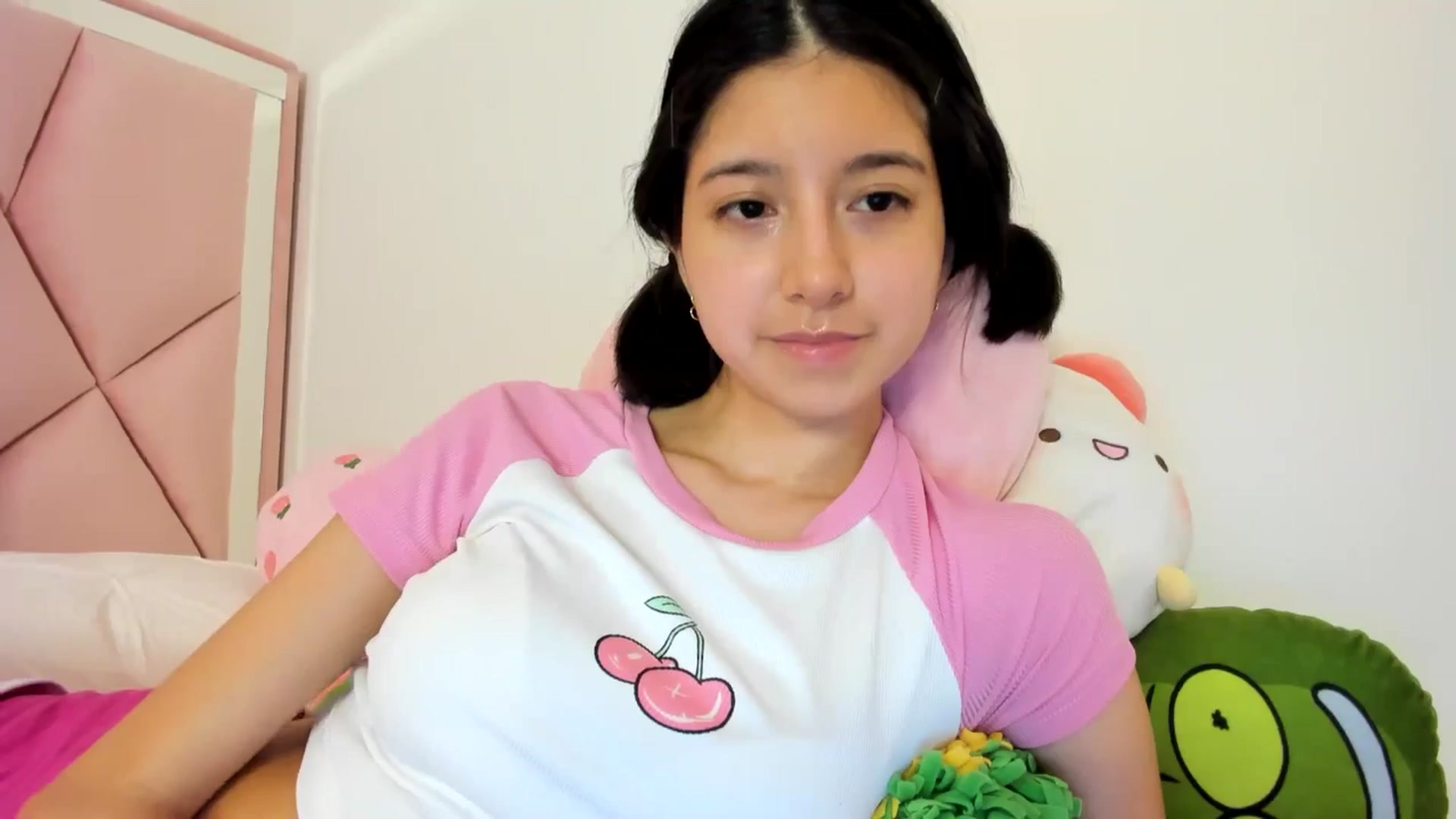 Gallery image thumbnail from Cherrycute666's myfreecams stream on, 04/20/2024, 01:06 image 7 of 20