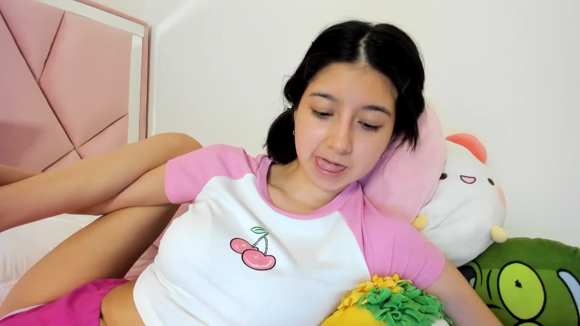 Gallery image thumbnail from Cherrycute666's myfreecams stream on, 04/20/2024, 01:06 image 6 of 20