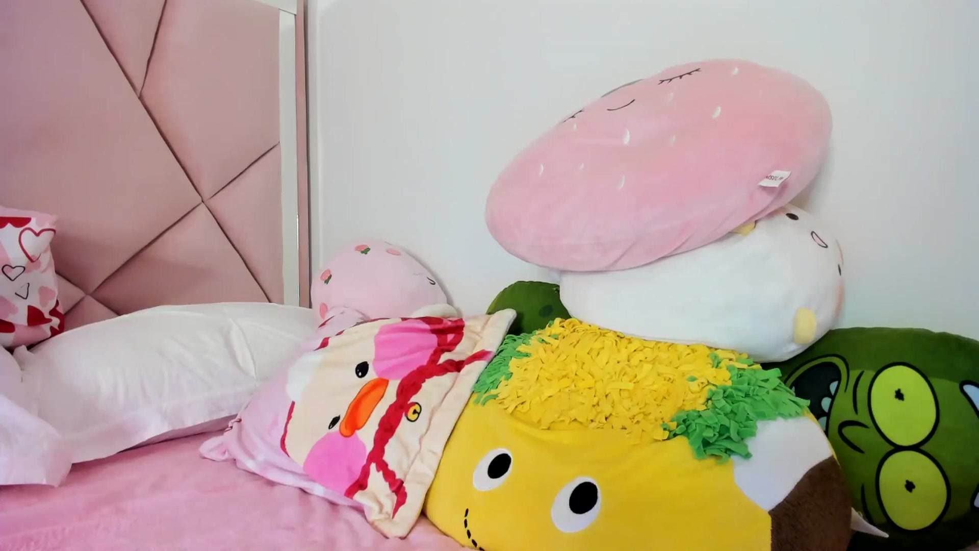 Gallery image thumbnail from Cherrycute666's myfreecams stream on, 04/20/2024, 05:05 image 7 of 20