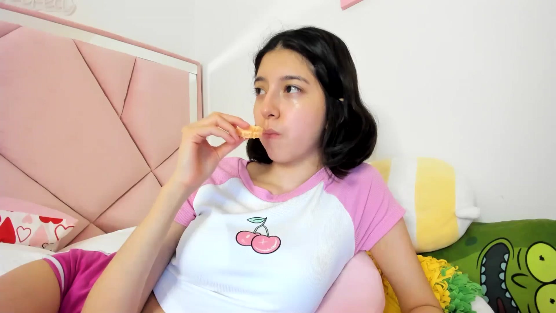 Gallery image thumbnail from Cherrycute666's myfreecams stream on, 04/20/2024, 05:05 image 20 of 20