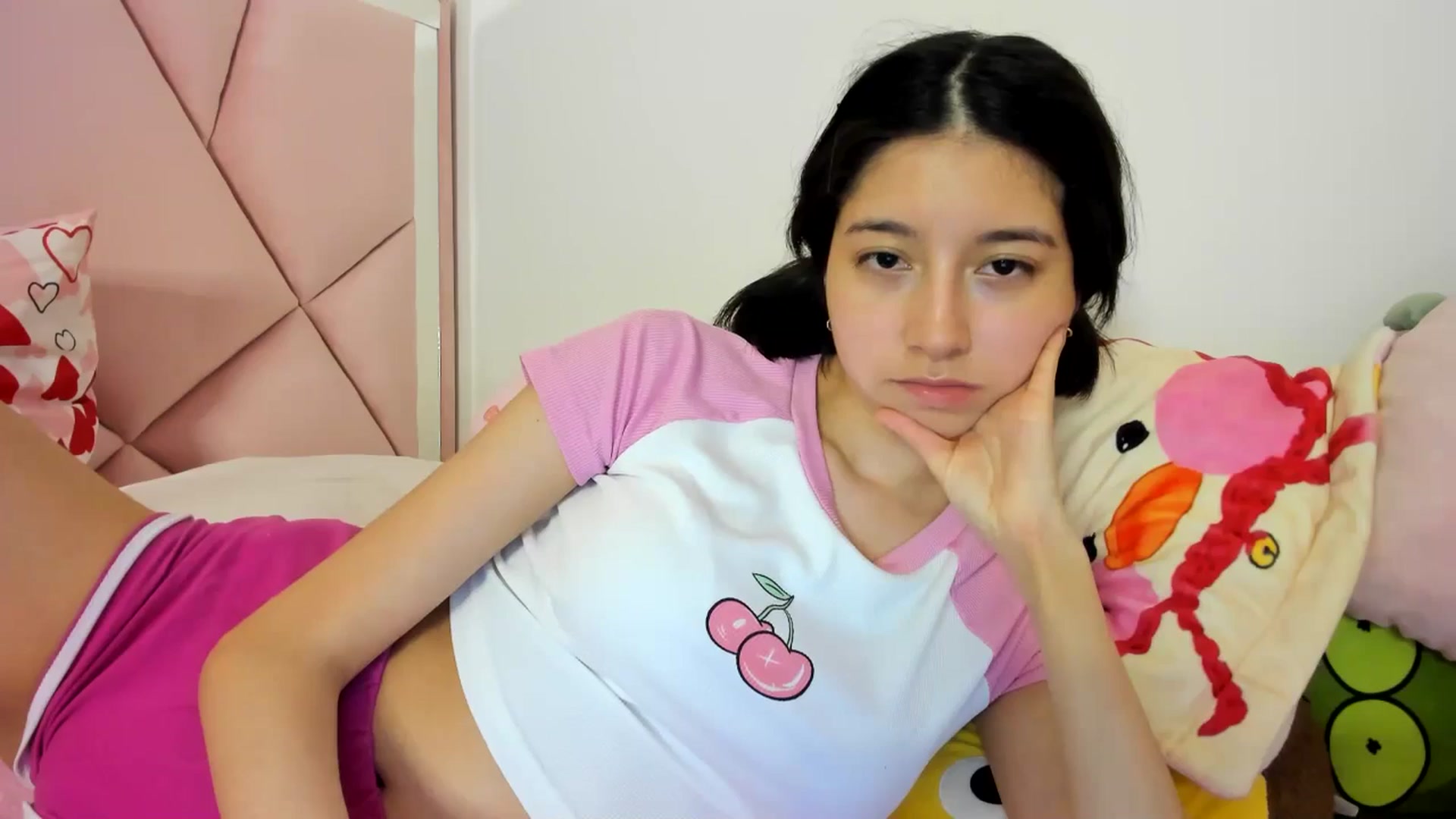Gallery image thumbnail from Cherrycute666's myfreecams stream on, 04/20/2024, 05:05 image 5 of 20