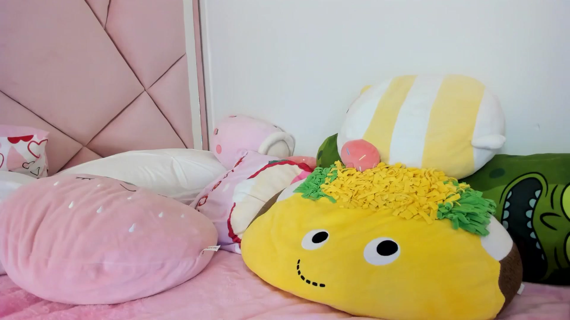 Gallery image thumbnail from Cherrycute666's myfreecams stream on, 04/20/2024, 06:00 image 18 of 20