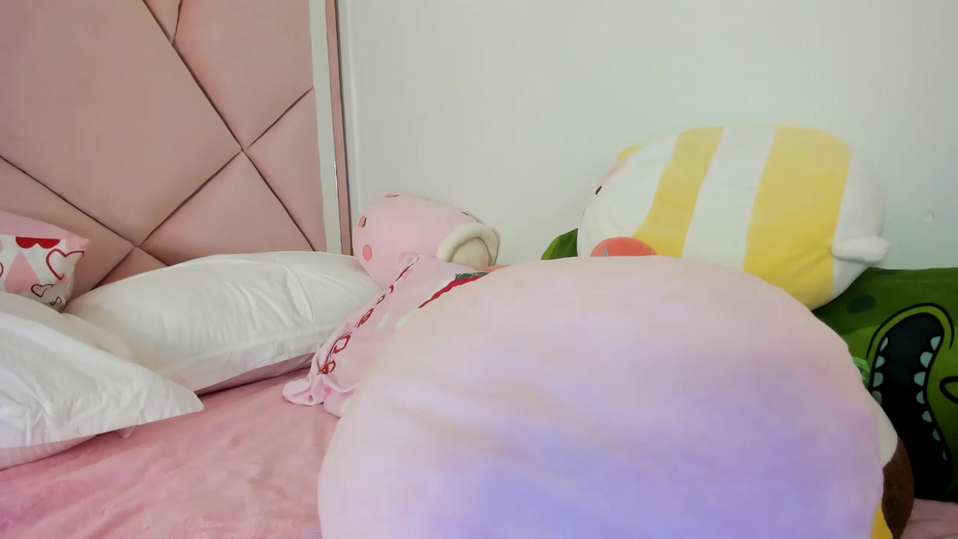 Gallery image thumbnail from Cherrycute666's myfreecams stream on, 04/20/2024, 06:00 image 6 of 20