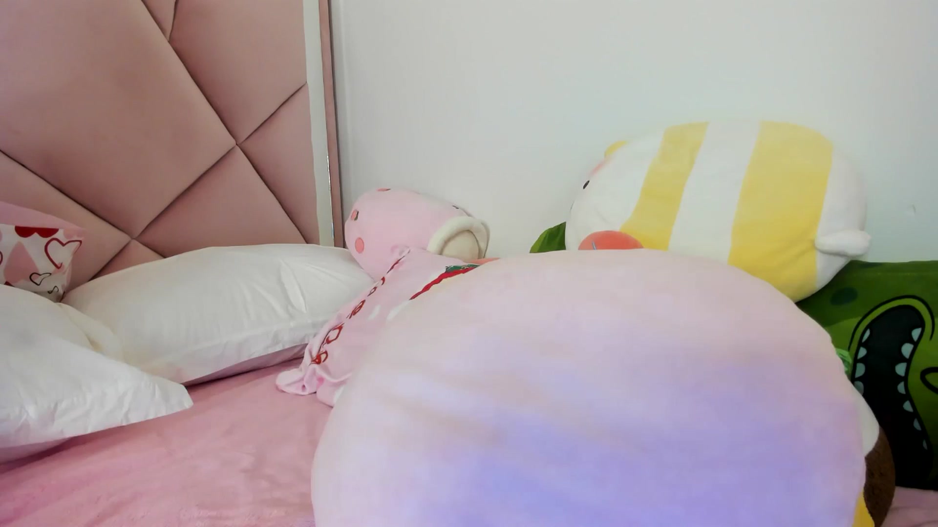 Gallery image thumbnail from Cherrycute666's myfreecams stream on, 04/20/2024, 06:00 image 5 of 20
