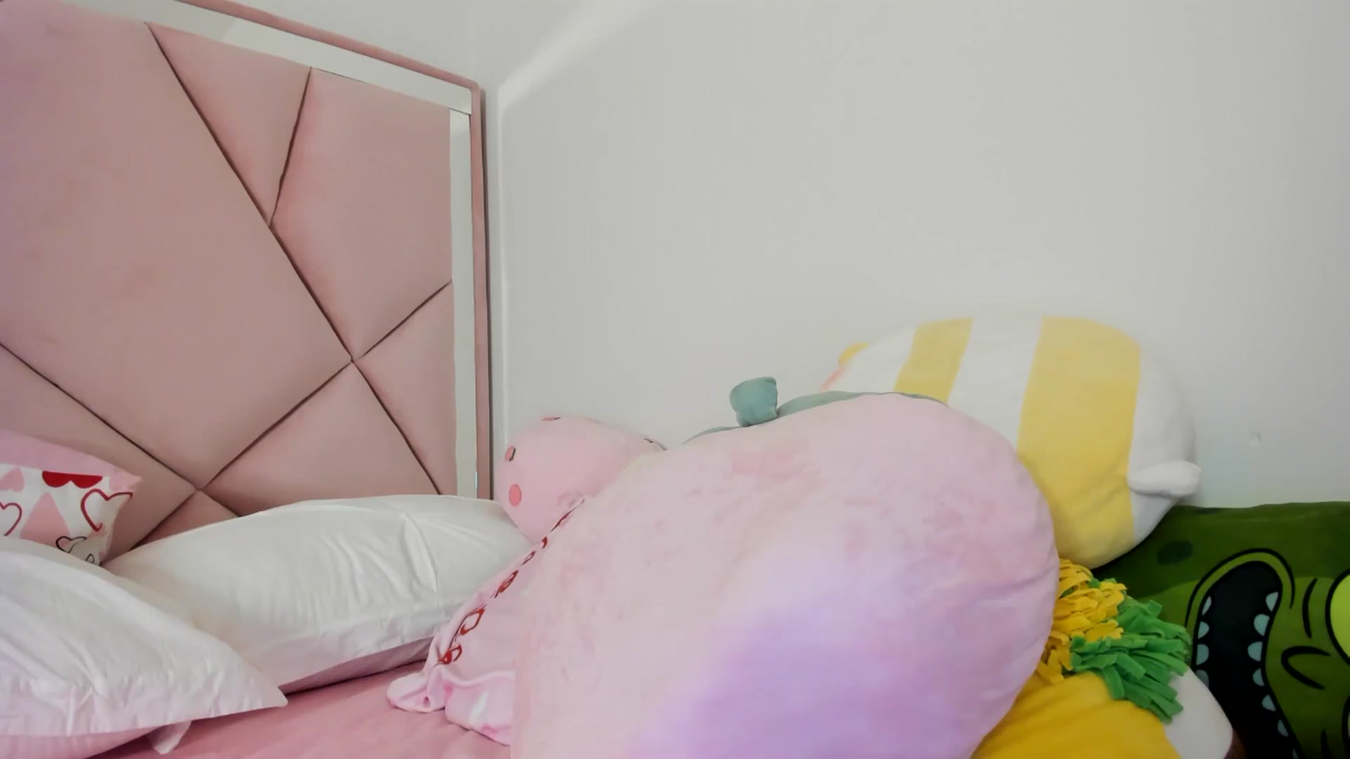 Gallery image thumbnail from Cherrycute666's myfreecams stream on, 04/20/2024, 06:00 image 11 of 20