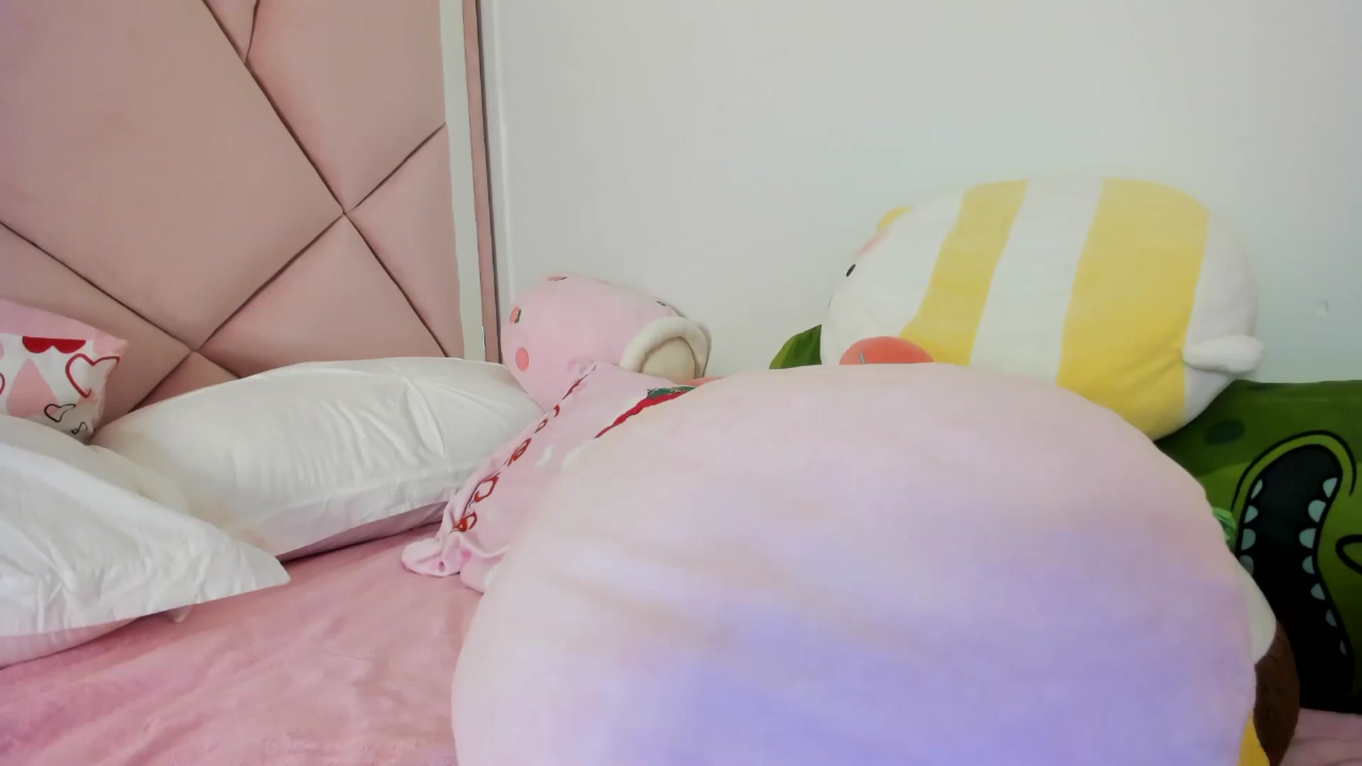 Gallery image thumbnail from Cherrycute666's myfreecams stream on, 04/20/2024, 06:00 image 8 of 20