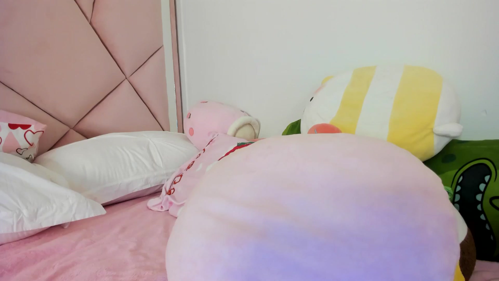 Gallery image thumbnail from Cherrycute666's myfreecams stream on, 04/20/2024, 06:00 image 9 of 20