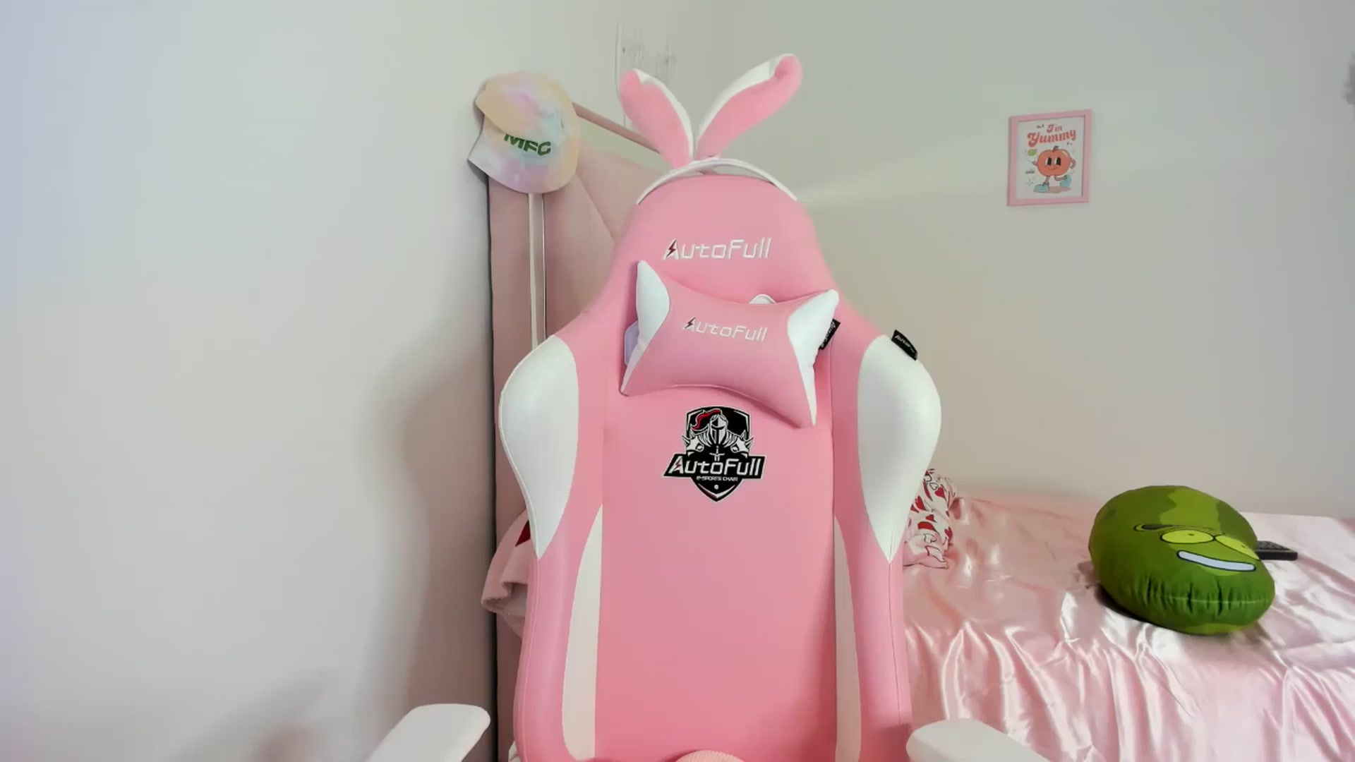 Gallery image thumbnail from Cherrycute666's myfreecams stream on, 04/28/2024, 08:25 image 16 of 20