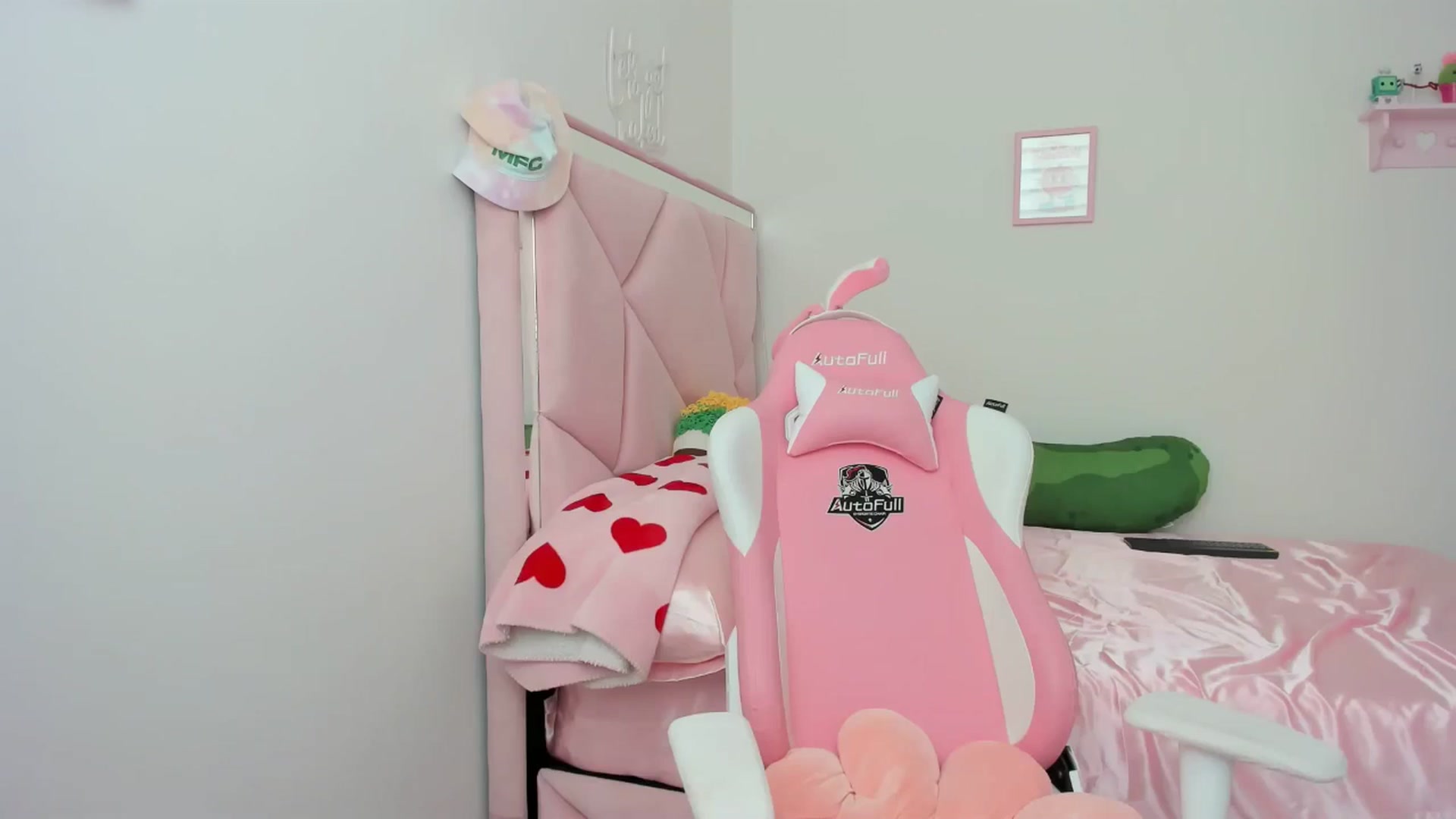 Gallery image thumbnail from Cherrycute666's myfreecams stream on, 04/29/2024, 01:56 image 2 of 20