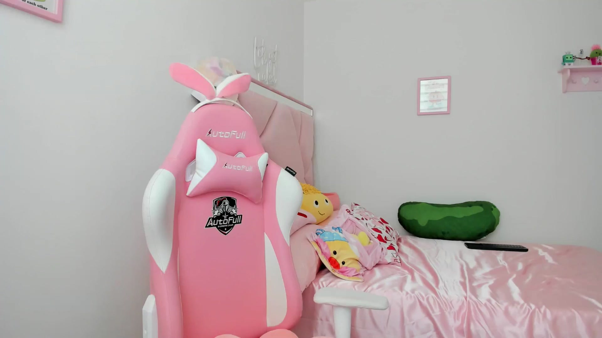Gallery image thumbnail from Cherrycute666's myfreecams stream on, 04/29/2024, 01:56 image 8 of 20