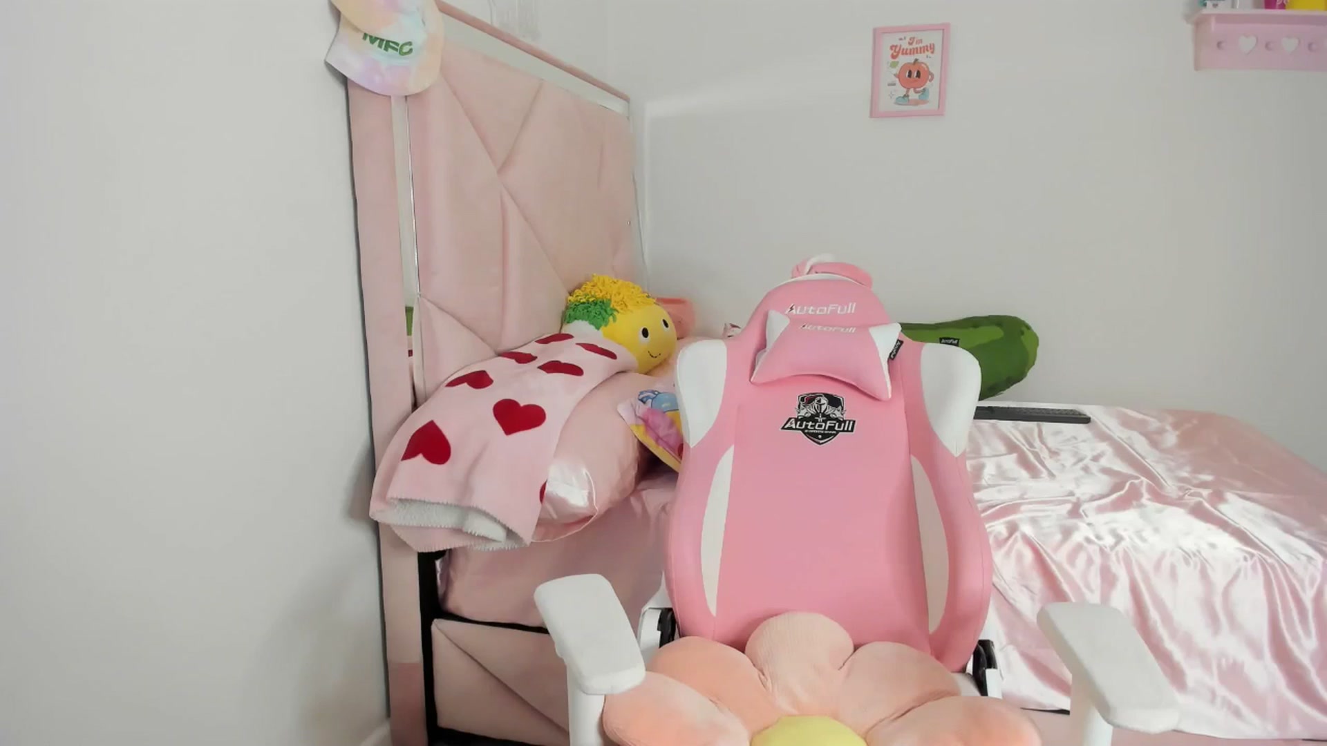 Gallery image thumbnail from Cherrycute666's myfreecams stream on, 04/29/2024, 06:37 image 6 of 20