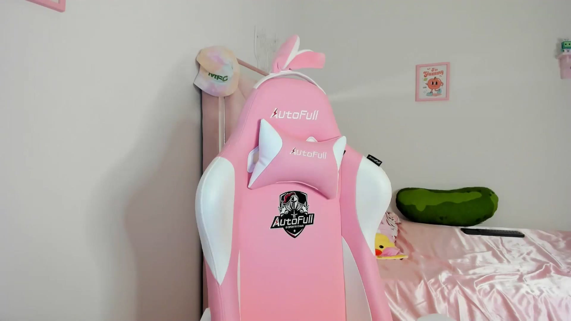 Gallery image thumbnail from Cherrycute666's myfreecams stream on, 04/29/2024, 07:35 image 6 of 20