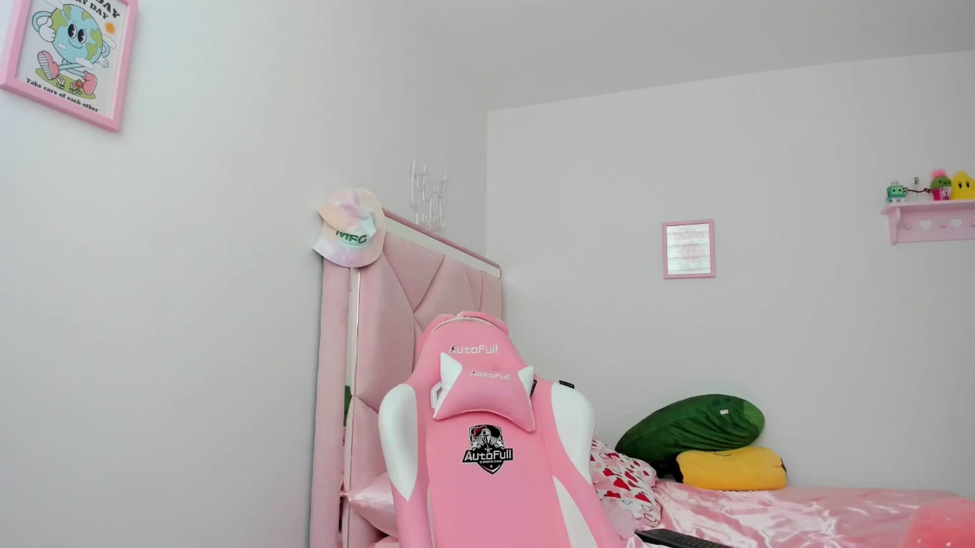 Gallery image thumbnail from Cherrycute666's myfreecams stream on, 05/02/2024, 18:42 image 1 of 20
