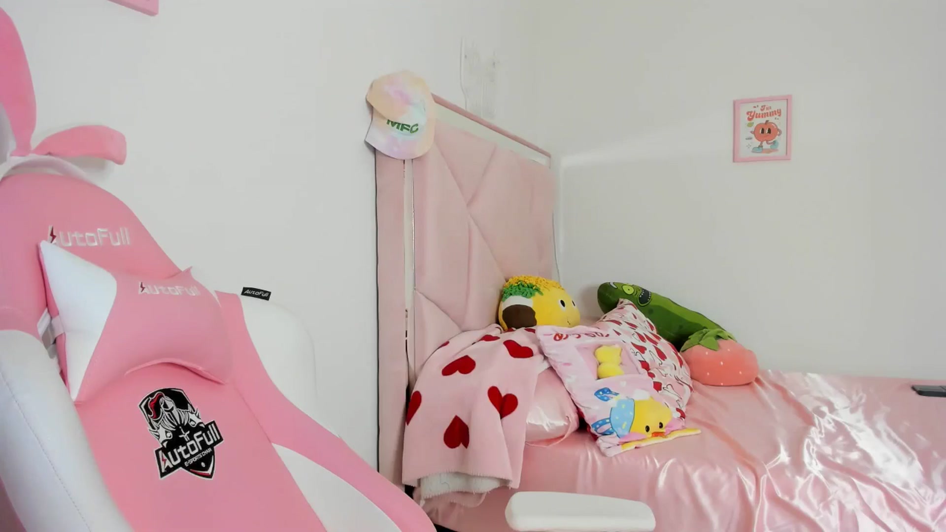 Gallery image thumbnail from Cherrycute666's myfreecams stream on, 05/03/2024, 06:56 image 10 of 20
