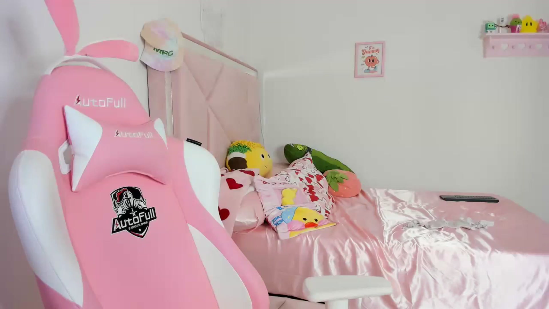 Gallery image thumbnail from Cherrycute666's myfreecams stream on, 05/04/2024, 05:27 image 2 of 20