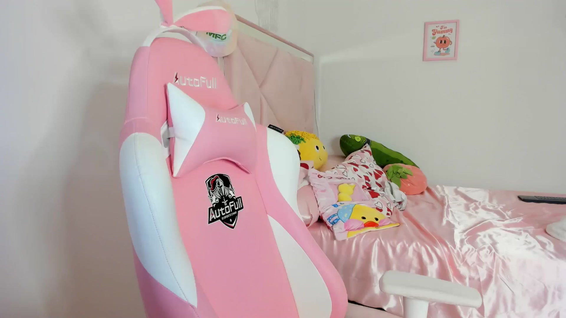 Gallery image thumbnail from Cherrycute666's myfreecams stream on, 05/04/2024, 08:06 image 4 of 20