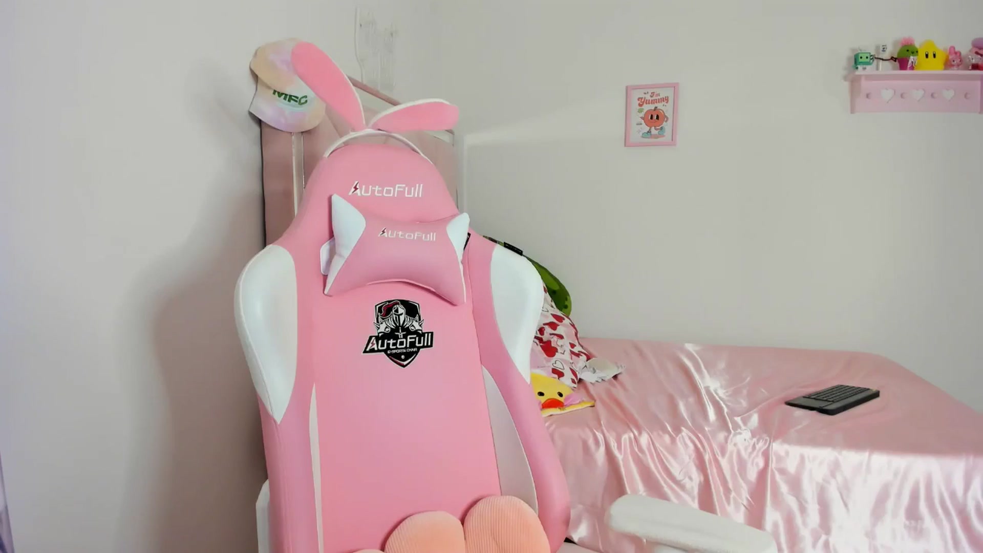 Gallery image thumbnail from Cherrycute666's myfreecams stream on, 05/04/2024, 08:06 image 15 of 20
