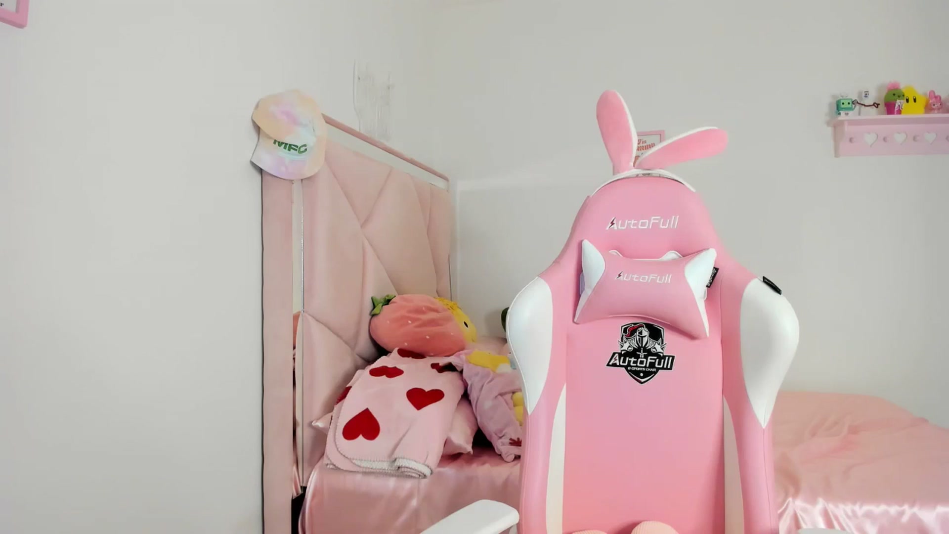 Gallery image thumbnail from Cherrycute666's myfreecams stream on, 05/08/2024, 06:36 image 14 of 20