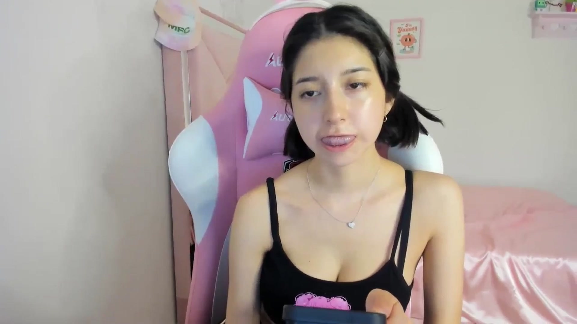 Gallery image thumbnail from Cherrycute666's myfreecams stream on, 05/08/2024, 06:36 image 17 of 20