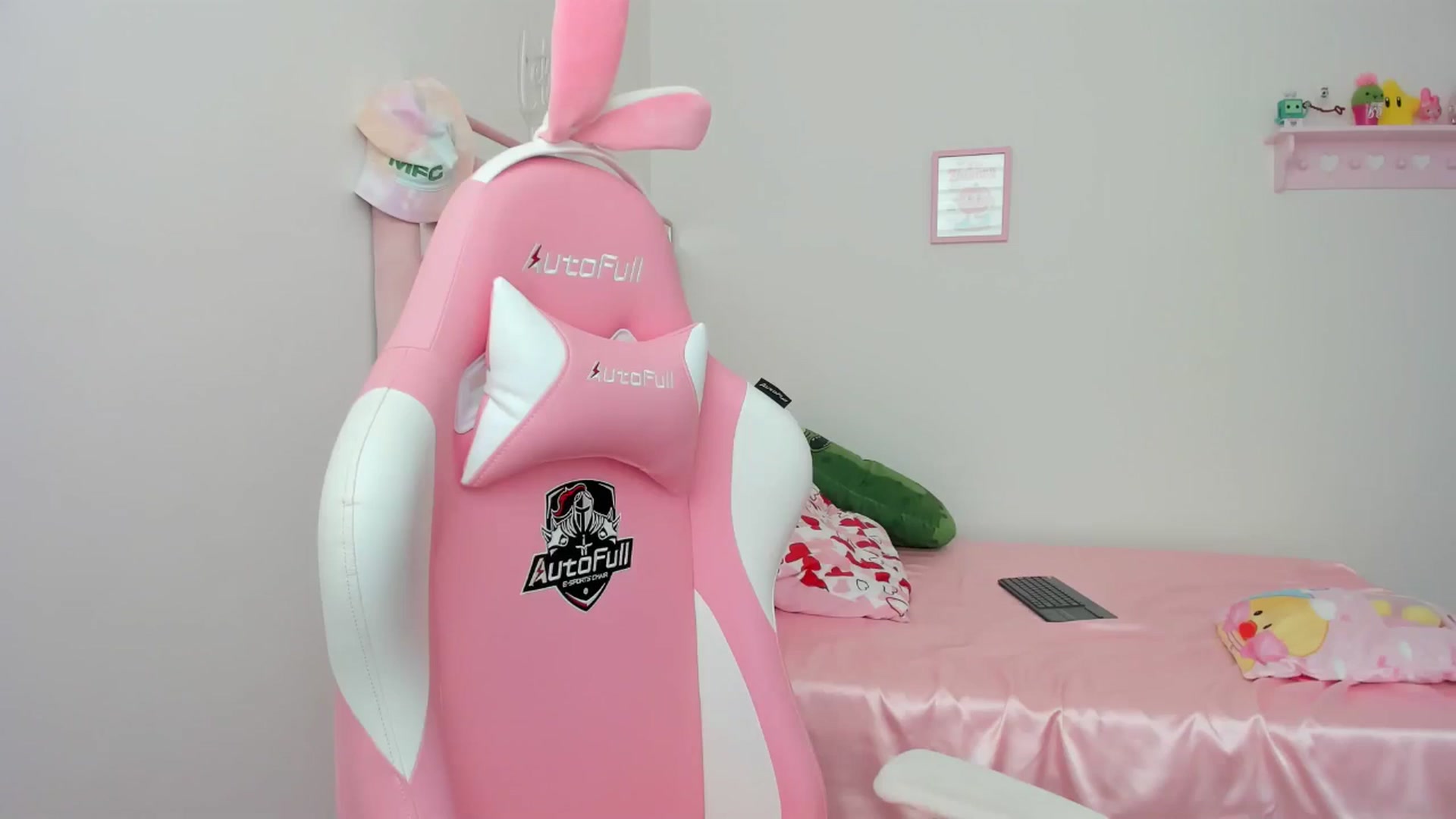 Gallery image thumbnail from Cherrycute666's myfreecams stream on, 05/08/2024, 22:30 image 14 of 20
