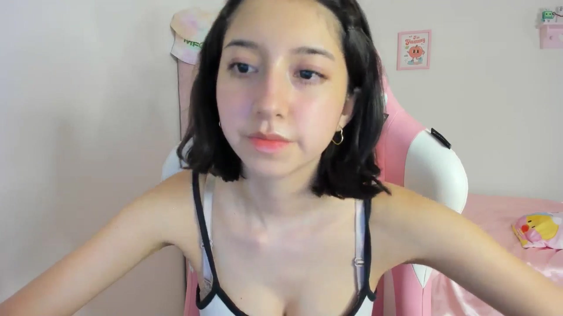 Gallery image thumbnail from Cherrycute666's myfreecams stream on, 05/09/2024, 07:20 image 2 of 20