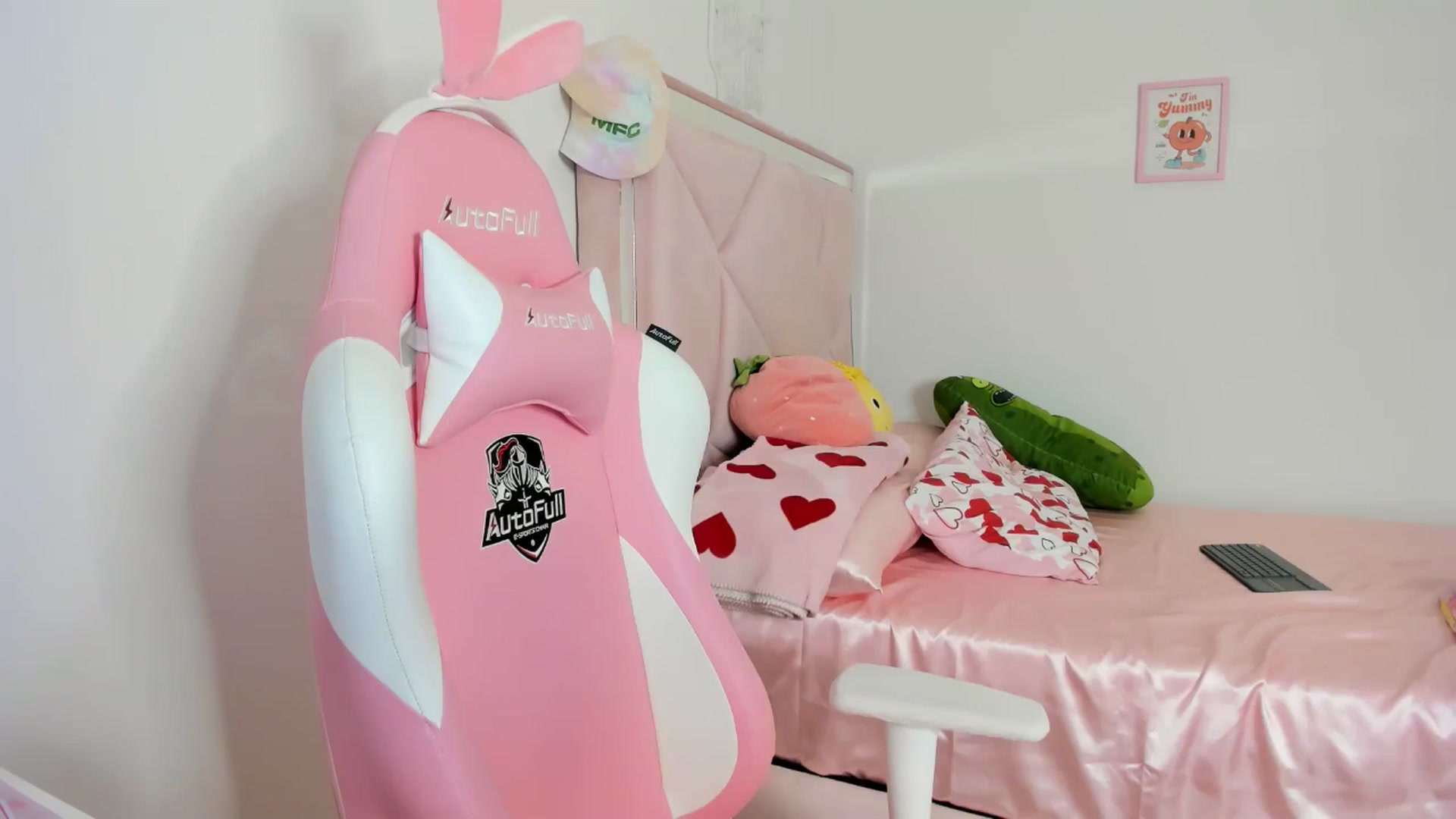 Gallery image thumbnail from Cherrycute666's myfreecams stream on, 05/09/2024, 07:20 image 16 of 20