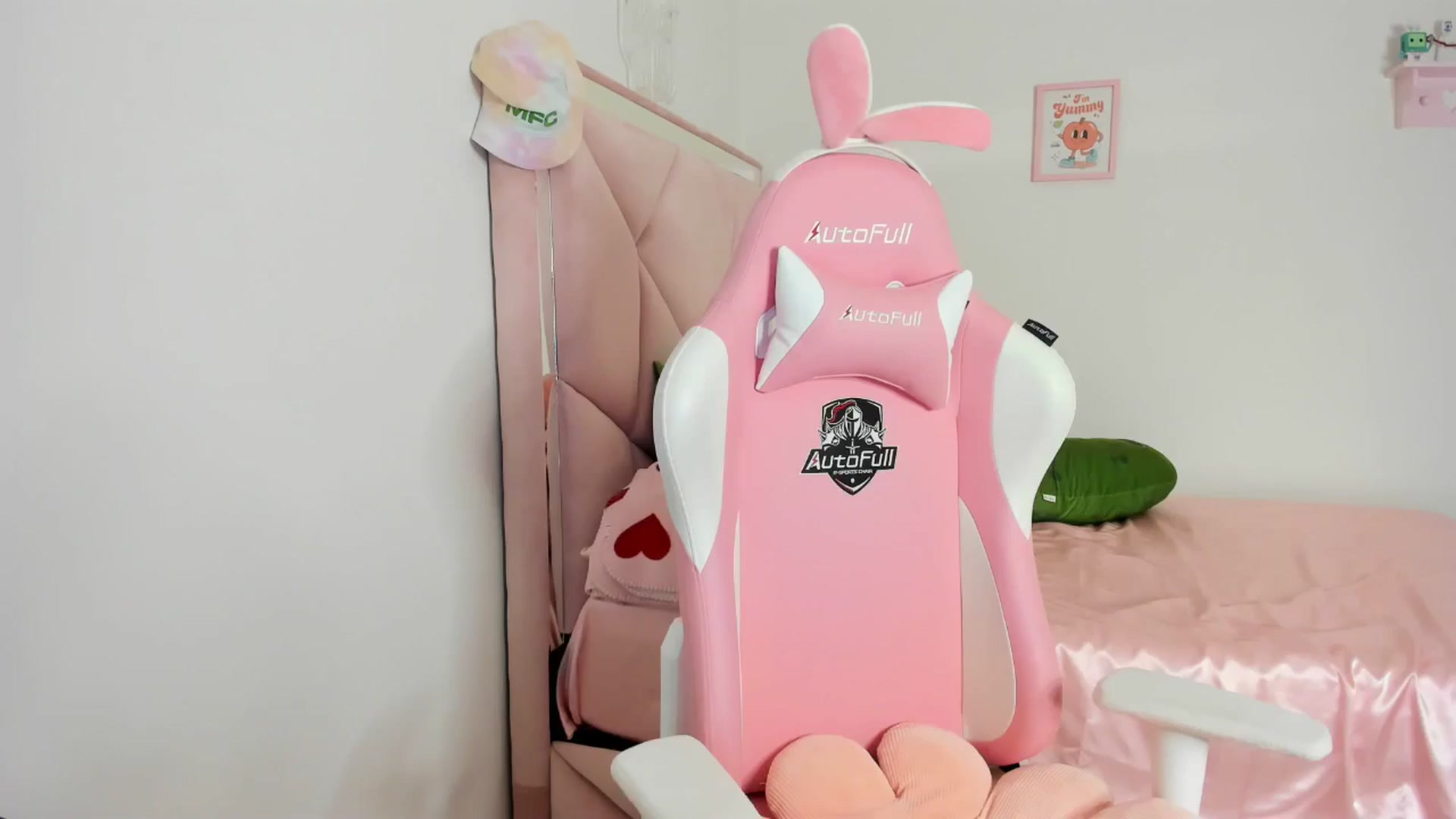 Gallery image thumbnail from Cherrycute666's myfreecams stream on, 05/10/2024, 07:40 image 17 of 20