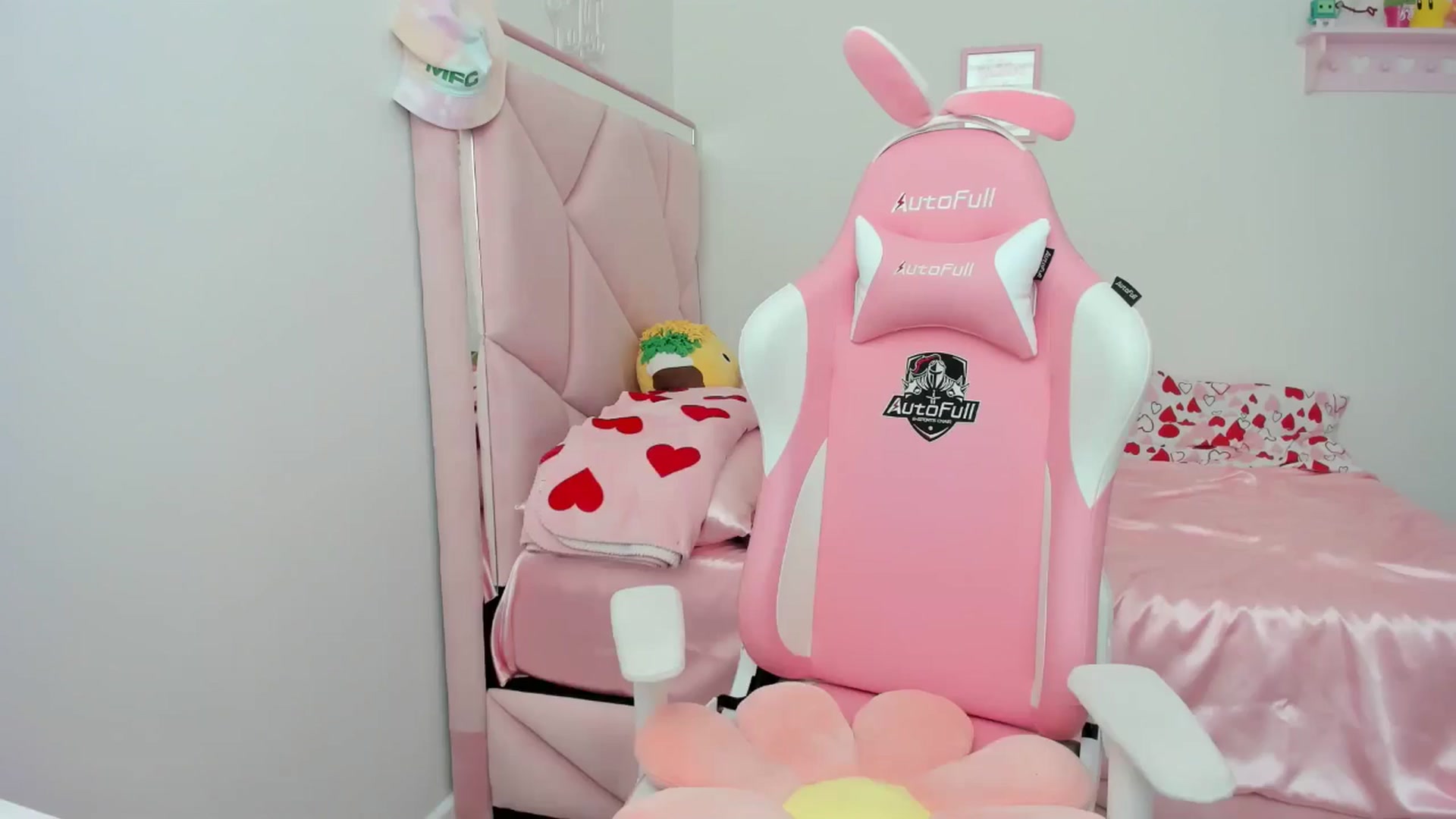 Gallery image thumbnail from Cherrycute666's myfreecams stream on, 05/10/2024, 21:23 image 15 of 20