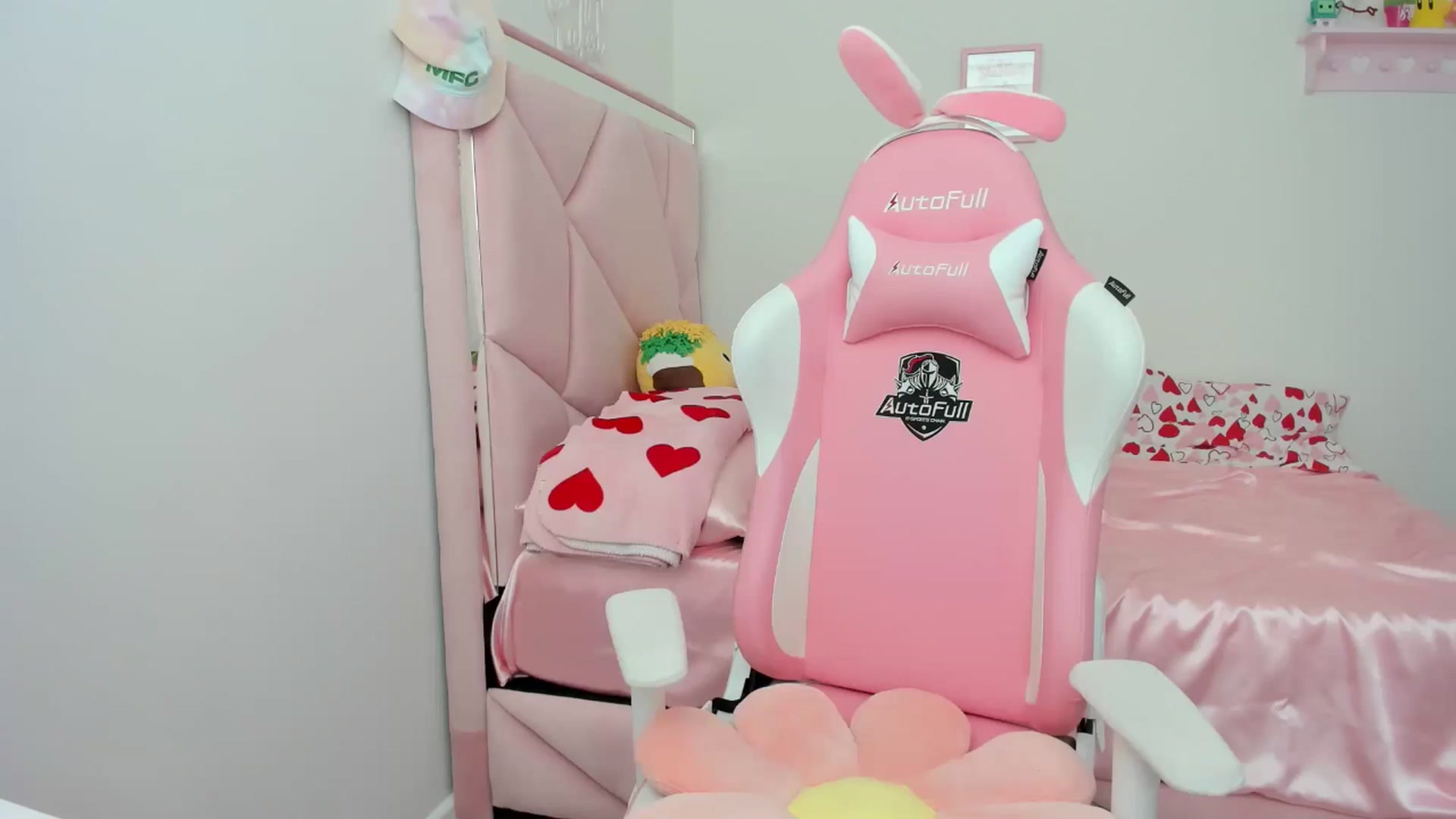 Gallery image thumbnail from Cherrycute666's myfreecams stream on, 05/10/2024, 21:23 image 16 of 20