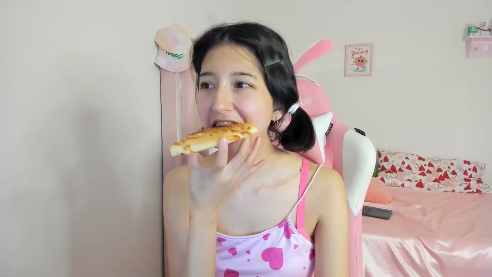 Gallery image thumbnail from Cherrycute666's myfreecams stream on, 05/11/2024, 08:39 image 17 of 20