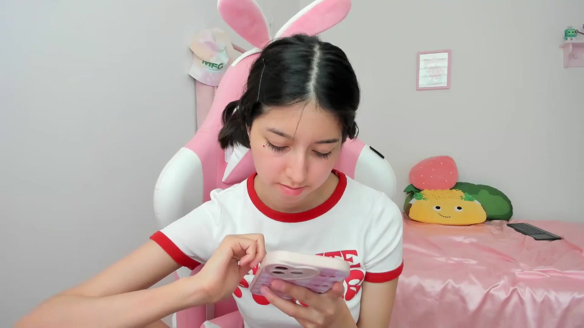 Gallery image thumbnail from Cherrycute666's myfreecams stream on, 05/12/2024, 23:31 image 5 of 20