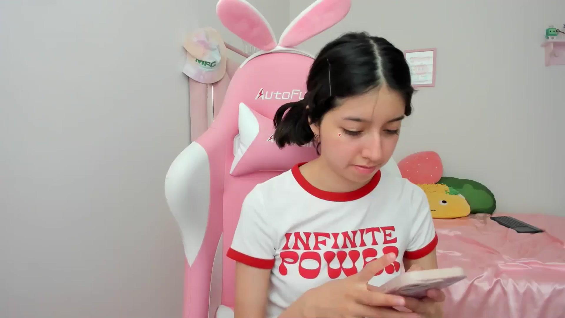 Gallery image thumbnail from Cherrycute666's myfreecams stream on, 05/12/2024, 23:31 image 4 of 20