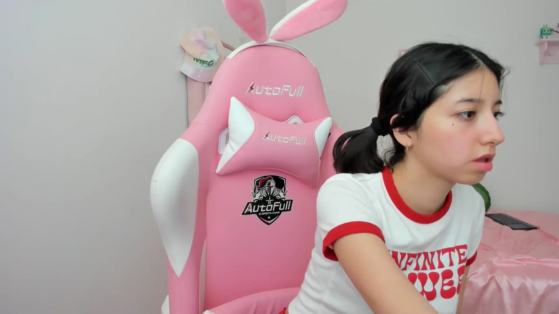Gallery image thumbnail from Cherrycute666's myfreecams stream on, 05/12/2024, 23:31 image 6 of 20